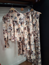 Load image into Gallery viewer, Emma top flowers
