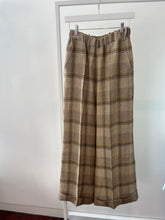 Load image into Gallery viewer, Linen cuffed trousers
